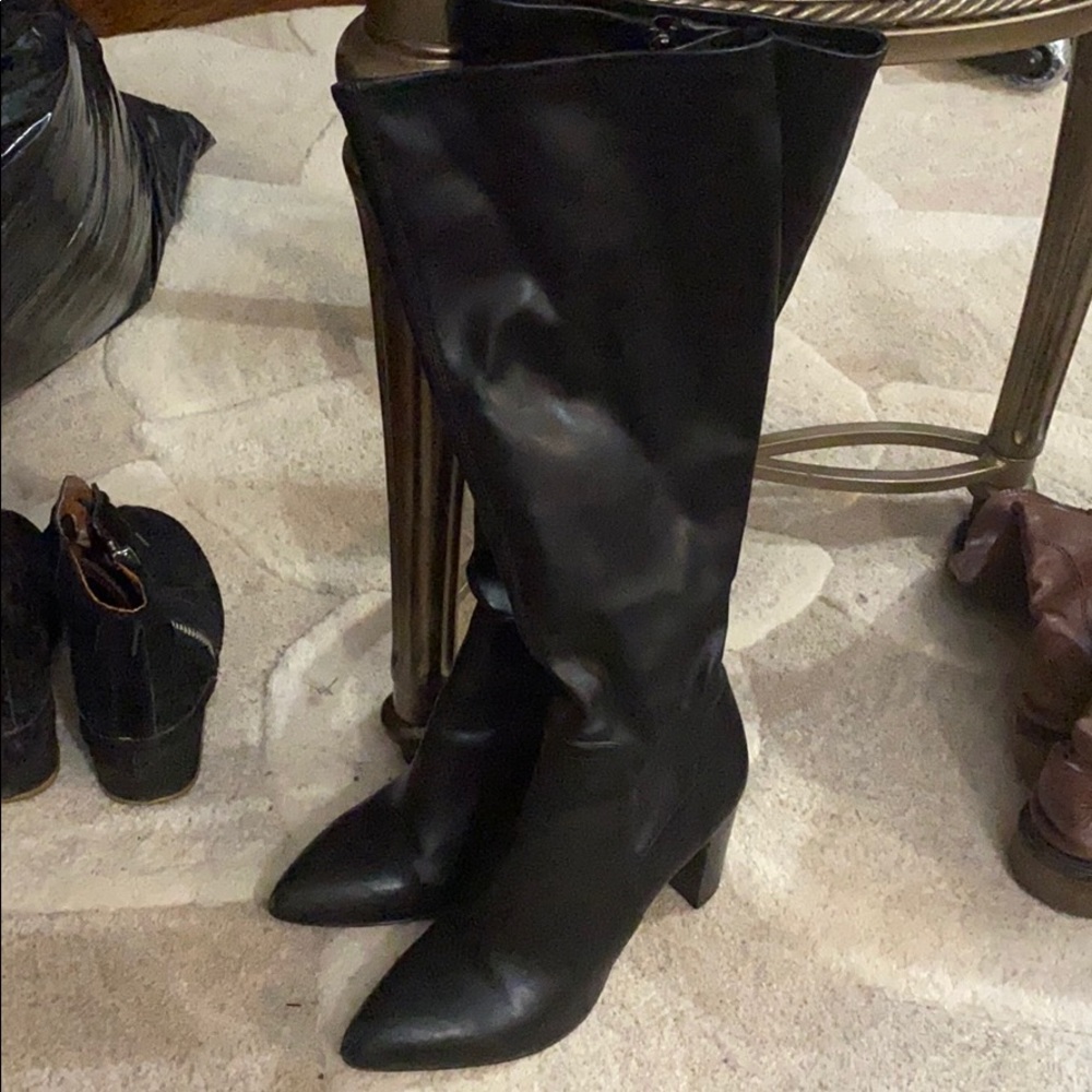 Black pointed boots